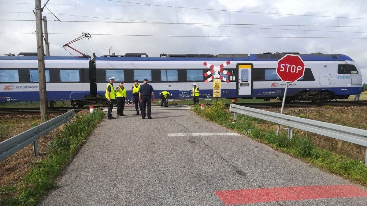 Z ustaleń mundurowych wynika, że kobieta, która dziś rano zginęła razem z dziećmi na torach w okolicy Włocławka, była mieszkanką jednej z pobliskich miejscowości. Krótko po tym, jak zostali potrąceni, przez przejazd przejechał kolejny pociąg.