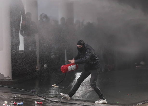 Policja kontra przeciwnicy restrykcji