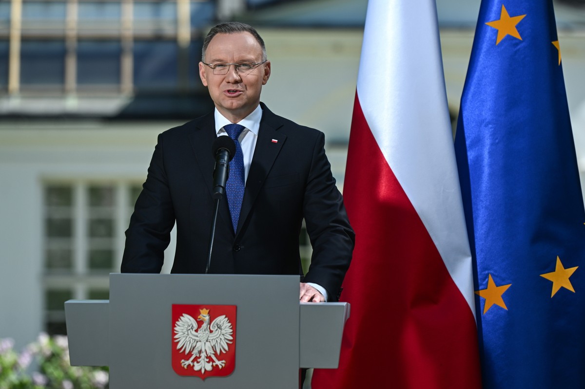 Warszawa, 01.05.2024. Prezydent RP Andrzej Duda wygłasza oświadczenie w ogrodach Pałacu Prezydenckiego w Warszawie, 1 bm. (jm) PAP/Radek Pietruszka