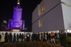 Tłumy na otwarciu Muzeum Sztuki Nowoczesnej. Prawica krytykuje budynek nowej placówki [ZDJĘCIA]