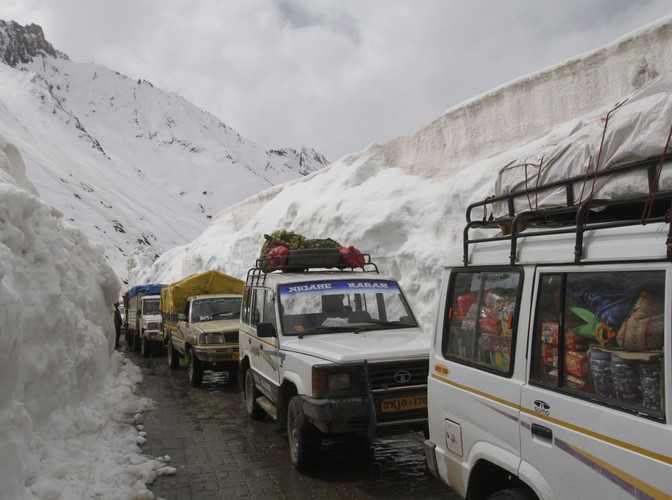 Odśnieżanie drogi w Himalajach