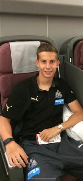 Lubomir Satka jako piłkarz Newcastle w drodze na zgrupowanie w Nowej Zelandii