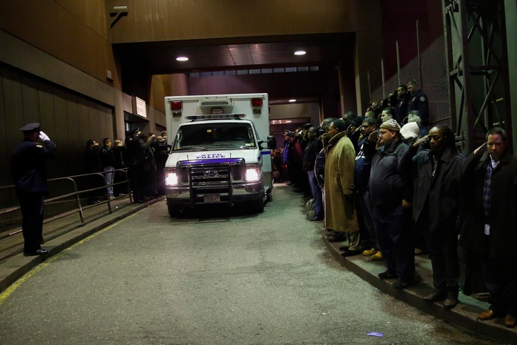 Policjanci z Nowego Jorku oddają hołd zastrzelonym kolegom