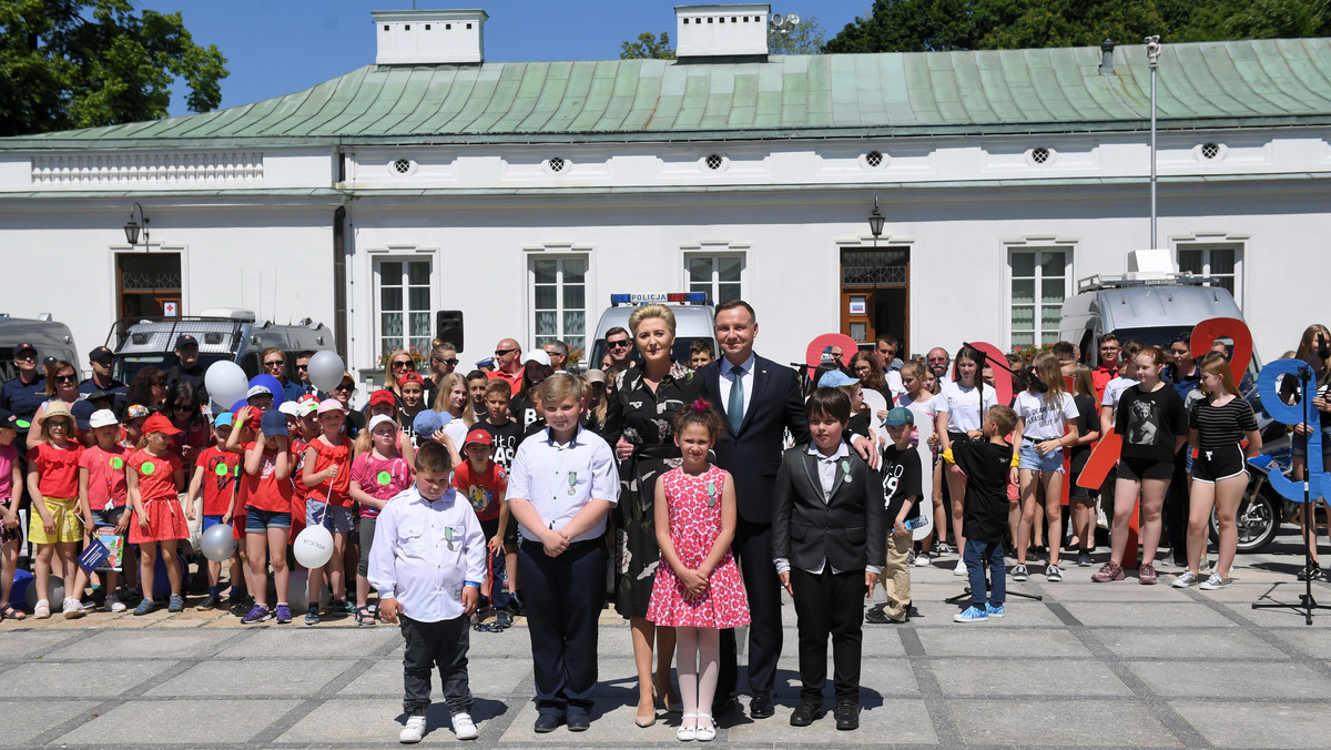 Prezydent Andrzej Duda odznaczył czworo dzieci Medalami za Ofiarność i Odwagę. Oznaczenia otrzymali: Julka, Dawid, Michał i Maciek za to, że "umieli zachować się w sposób wyjątkowy i uratować innych”.