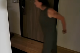 Pevačica POGINULA PRED ĆERKOM: Sve proglašeno nesrećnim slučajem, ali sada se pojavio SNIMAK SIGURNOSNIH KAMERA koji dele njene kolege i ovo je da se čovek NAJEŽI DO SRŽI