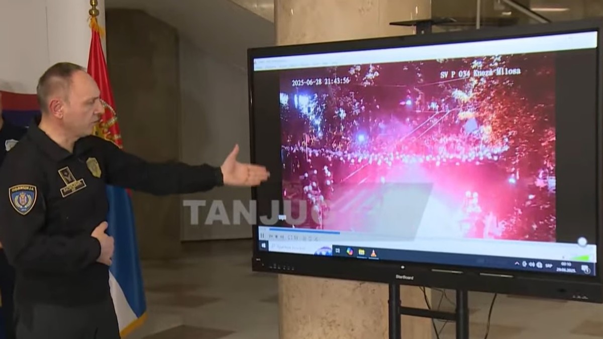 Direktor policije general Dragan Vasiljević pokazuje napad na policiju