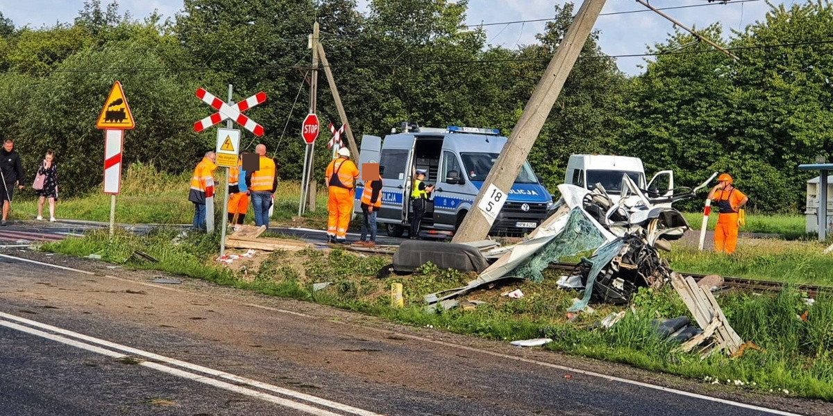 Tragedia na przejeździe kolejowym w Dworku. Pociąg zderzył się z busem.