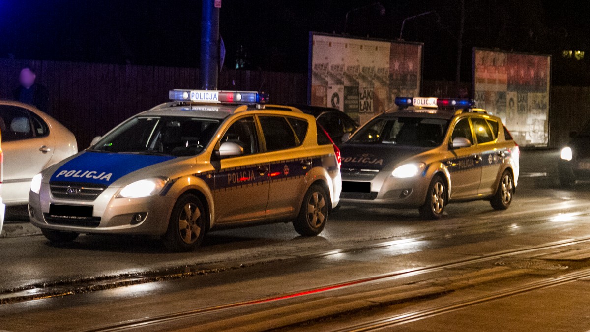 Policjanci zatrzymali mężczyznę podejrzewanego o sprofanowanie cmentarza żydowskiego w Andrychowie (Małopolskie) – poinformował szef prokuratury rejonowej w Wadowicach Jerzy Utrata. Według świadków rozbił on 13 nagrobków.