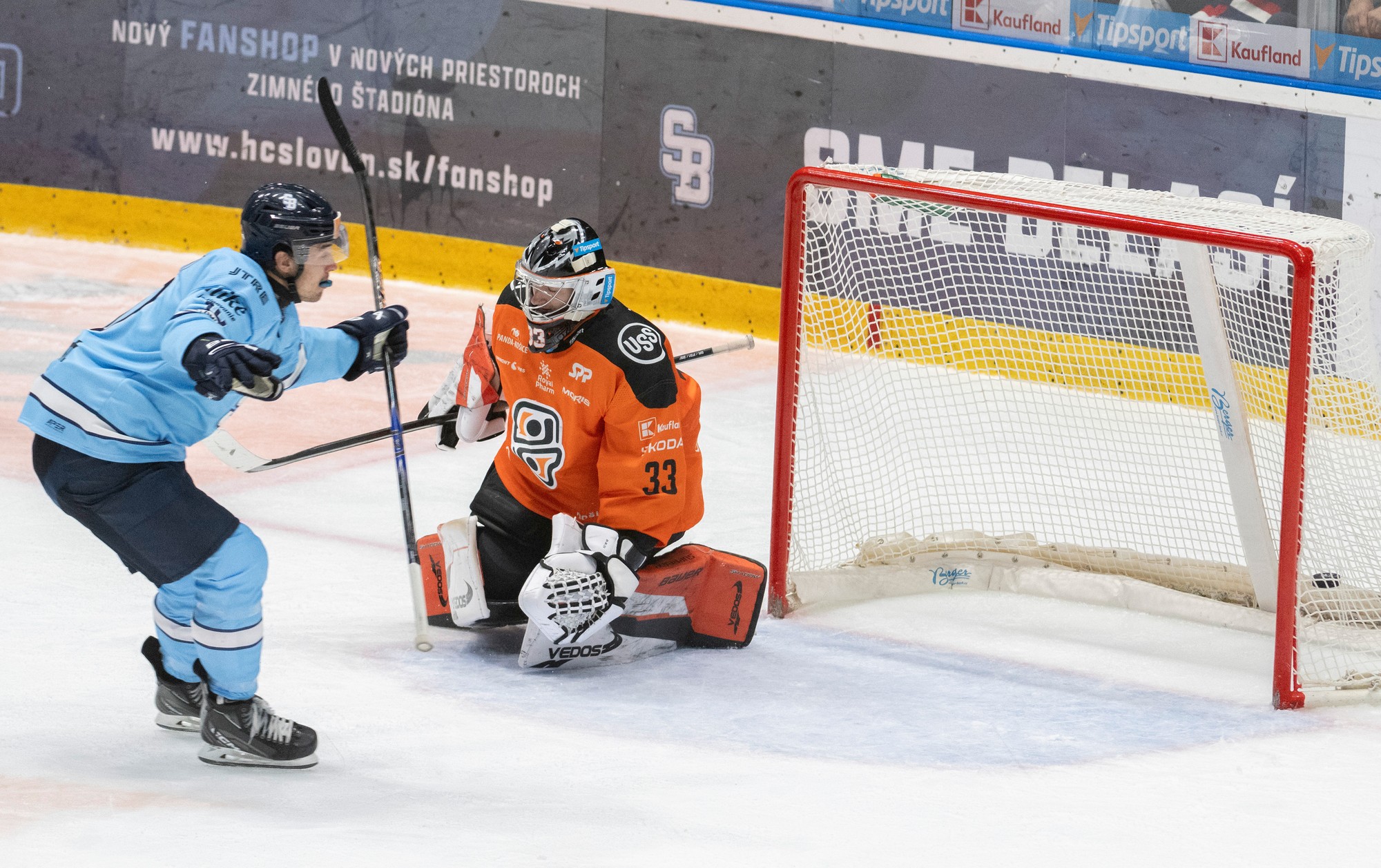 Vľavo Ryan Dmowski (Slovan) strieľa gól. 