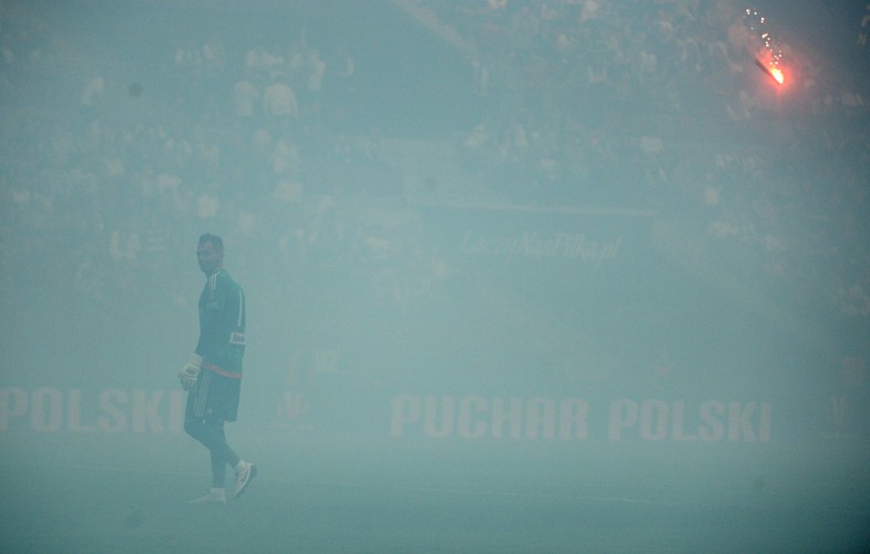Skandal na Narodowym. Bramkarz Legii trafiony racą. Bójka kibiców. Stadion cały w dymie