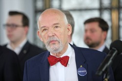 Komisja etyki ukarała Korwin-Mikkego za klip "Hot 16 Challenge"