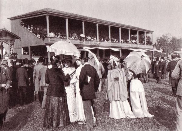 Scena z wyścigów konnych na Polach Mokotowskich w Warszawie, 1891 lub 1892 rok (fot. Konrad Brandel, domena publiczna).