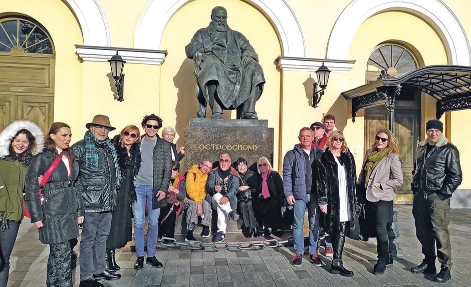 Umetnički tim JDP ispred spomenika Ostrovskom