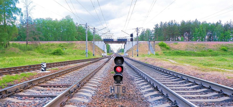 Nastolatek wpadł pod pociąg. Jest w stanie krytycznym