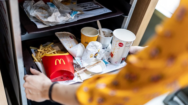 A McDonald&#39;s videón mutatta meg, mi lesz a tálcákon maradt hulladékkal