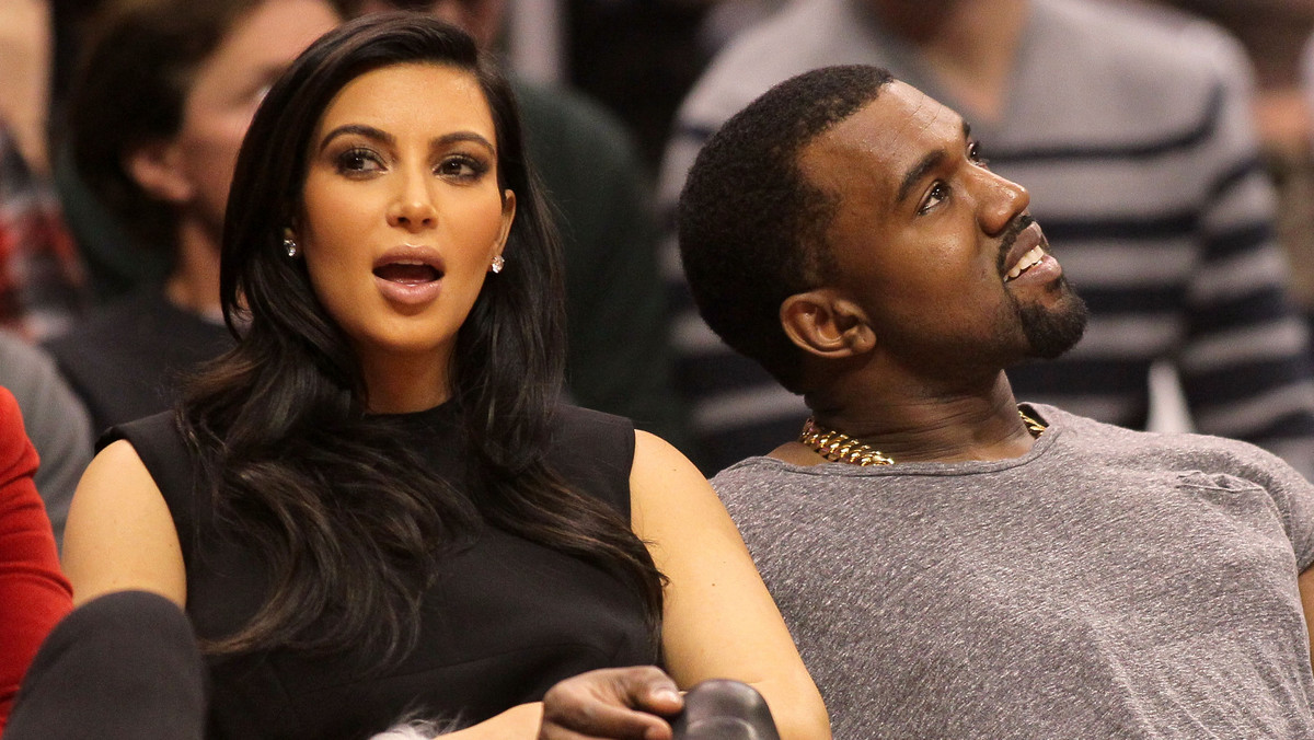 Kim Kardashian jest w ciąży i wszyscy wiedzą, że ojcem dziecka jest Kanye West. Sprawa wygląda jednak inaczej z prawnego punktu widzenia. Według ustawy obowiązującej w stanie Kalifornia, domniemanym ojcem dziecka kobiety jest jej mąż. Wciąż jest nim Kris Humphries. Koszykarz będzie miał prawo uznać ojcostwo, o ile para nie uzyska rozwodu. A ten ciągnie się od wielu miesięcy i nie ma perspektyw na szybkie rozwiązanie sprawy. Kanye West będzie musiał przedstawić "jasne i przekonujące dowody", że to on jest ojcem - donosi portal TMZ.com. To nie jedyna sensacja związana z ciążą Kardashian, jaka pojawiła się ostatnio w mediach. Według najnowszych doniesień, celebrytka na stanie błogosławionym może zarobić nawet 16 milionów dolarów!