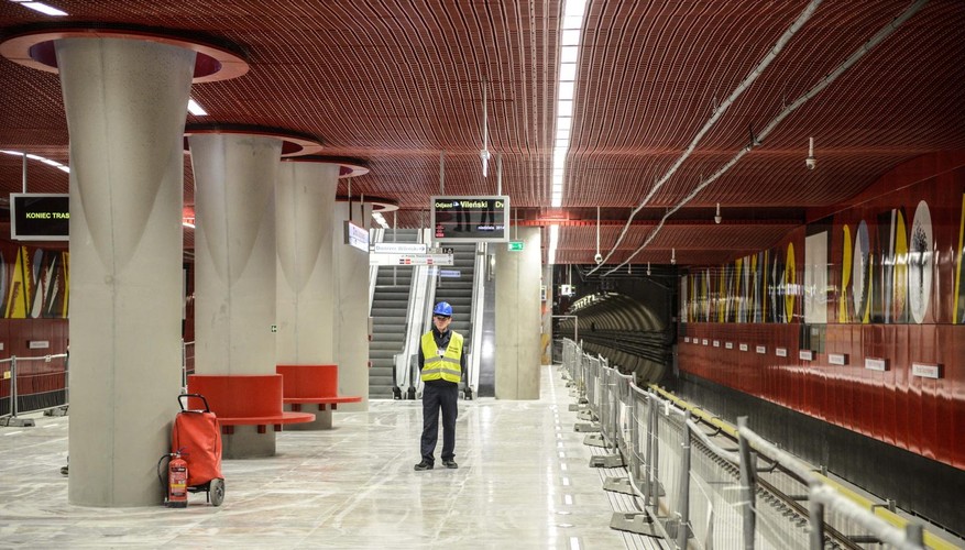 A jak wygląda centralny odcinek II linii metra? <a href='http://forsal.pl/galerie/825015,zdjecie,1,ii-linia-metra-pierwszy-publiczny-przejazd-kolejki-za-nami-kiedy-pojada-warszawiacy-zdjecia.html' style='color: blue'> Zobacz zdjęcia z pierwszego publicznego przejazdu podziemnej kolejki z Woli na Pragę</a> <br><br> fot. (zuz) PAP/Jakub Kamiński