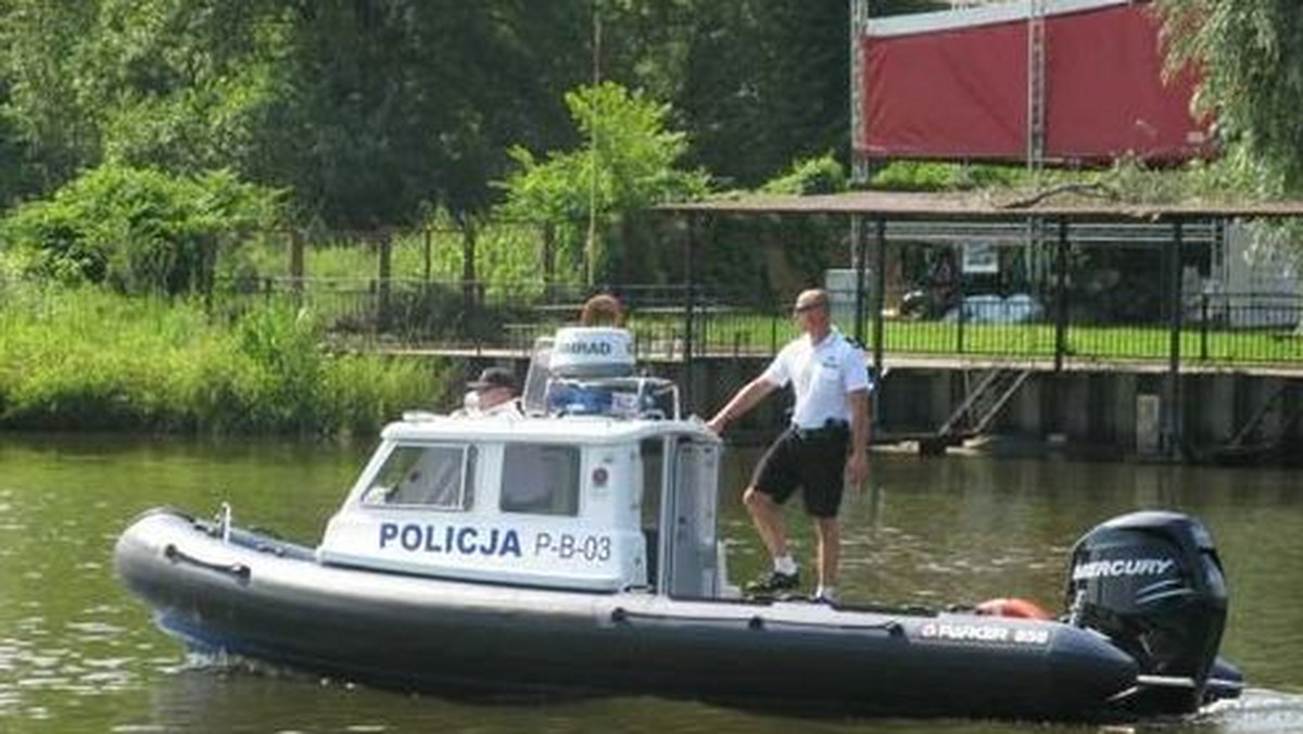 Policjanci z Wrocławia uratowali dwie topiące się osoby. Jak się okazało obie były nietrzeźwe.