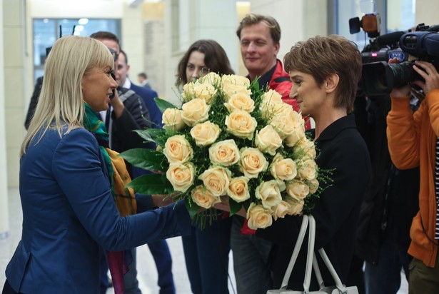 Minister Wasiak już w ministerstwie infrastruktury. Dostała kwiaty od Bieńkowskiej