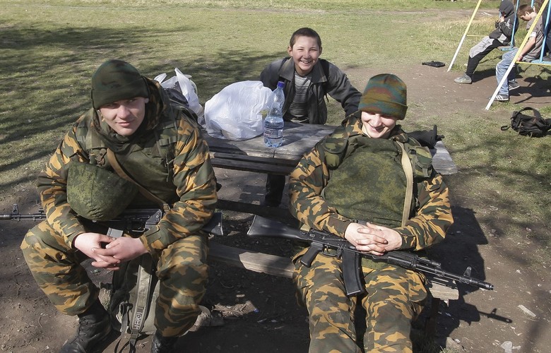 Żołnierze - najprawdopodobniej rosyjscy - na Krymie. Fot. EPA/ARTUR SHVARTS/PAP/EPA