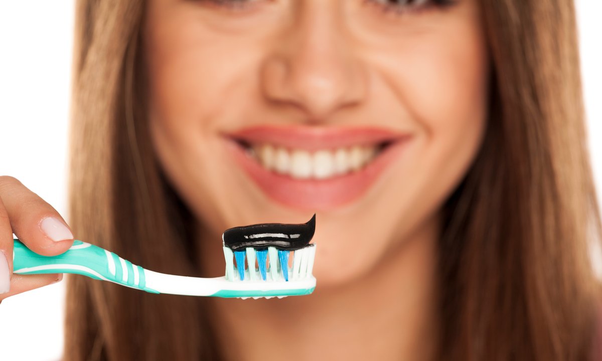 Ta czarna pasta spektakularnie wybiela żółte zęby. Kosztuje śmiesznie miało, ma drobinki złota