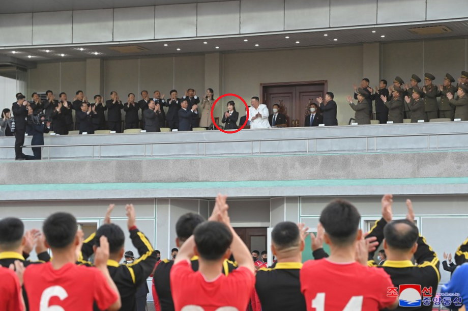 Kim Dzu Ae z ojcem w czasie meczu piłki nożnej. 17 kwietnia 2023 r.