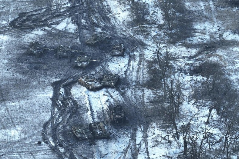 Zdjęcie opublikowane przez armię ukraińską, na którym widać zniszczone rosyjskie czołgi w pobliżu miasta Wuhłedar