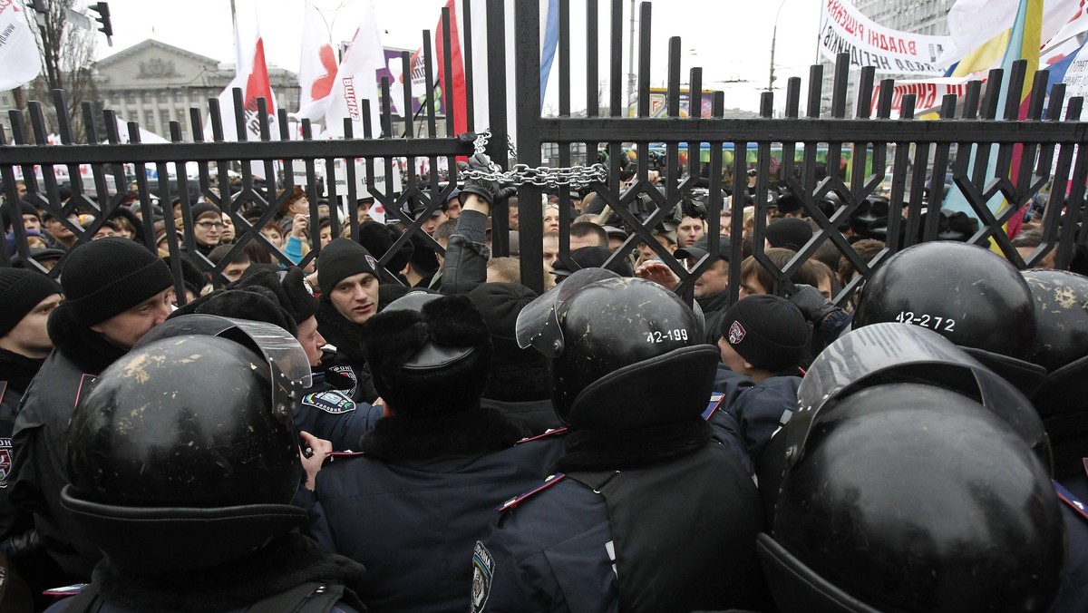 Około tysiąca osób demonstruje dzisiaj przed siedzibą prezydenta Ukrainy Wiktora Janukowycza w Kijowie, gdzie odbywa się szczyt Ukraina-Unia Europejska. Są to zwolennicy skazanej na 7 lat więzienia byłej premier Julii Tymoszenko.