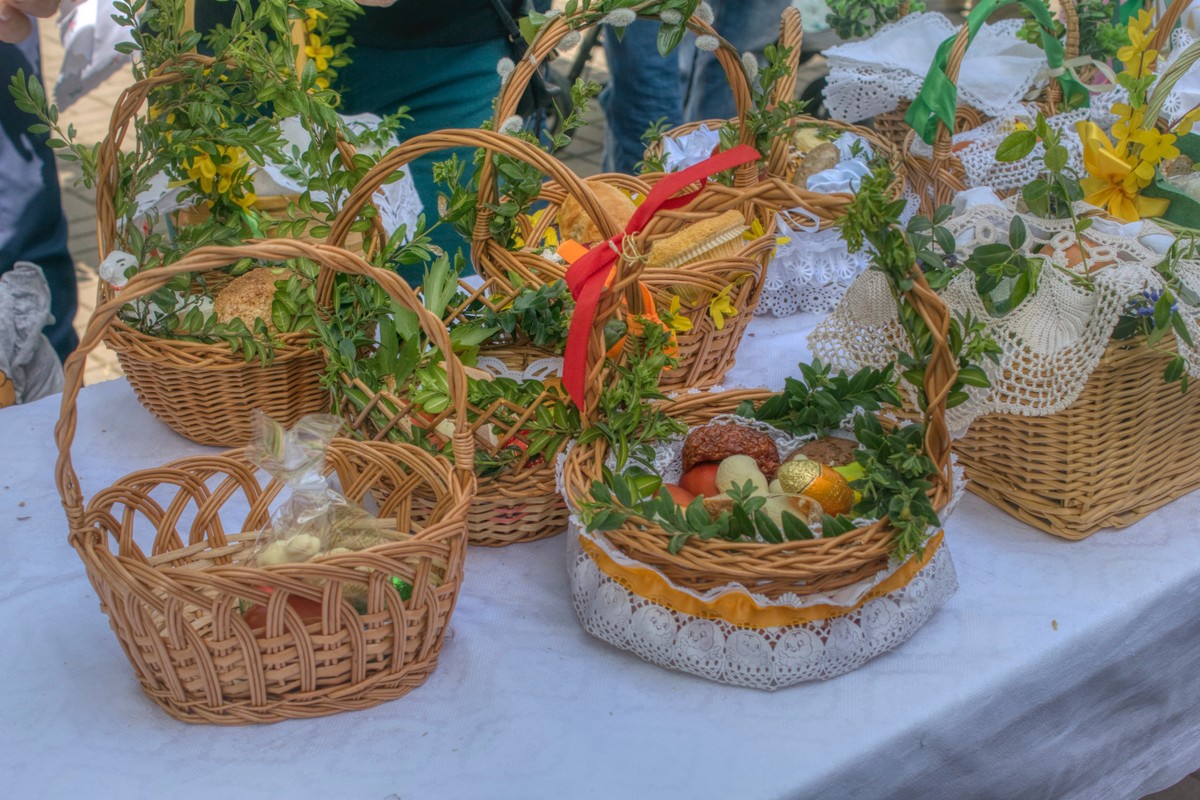 W Wielką Sobotę wierni przynoszą do kościoła koszyczki z pokarmami do poświęcenia