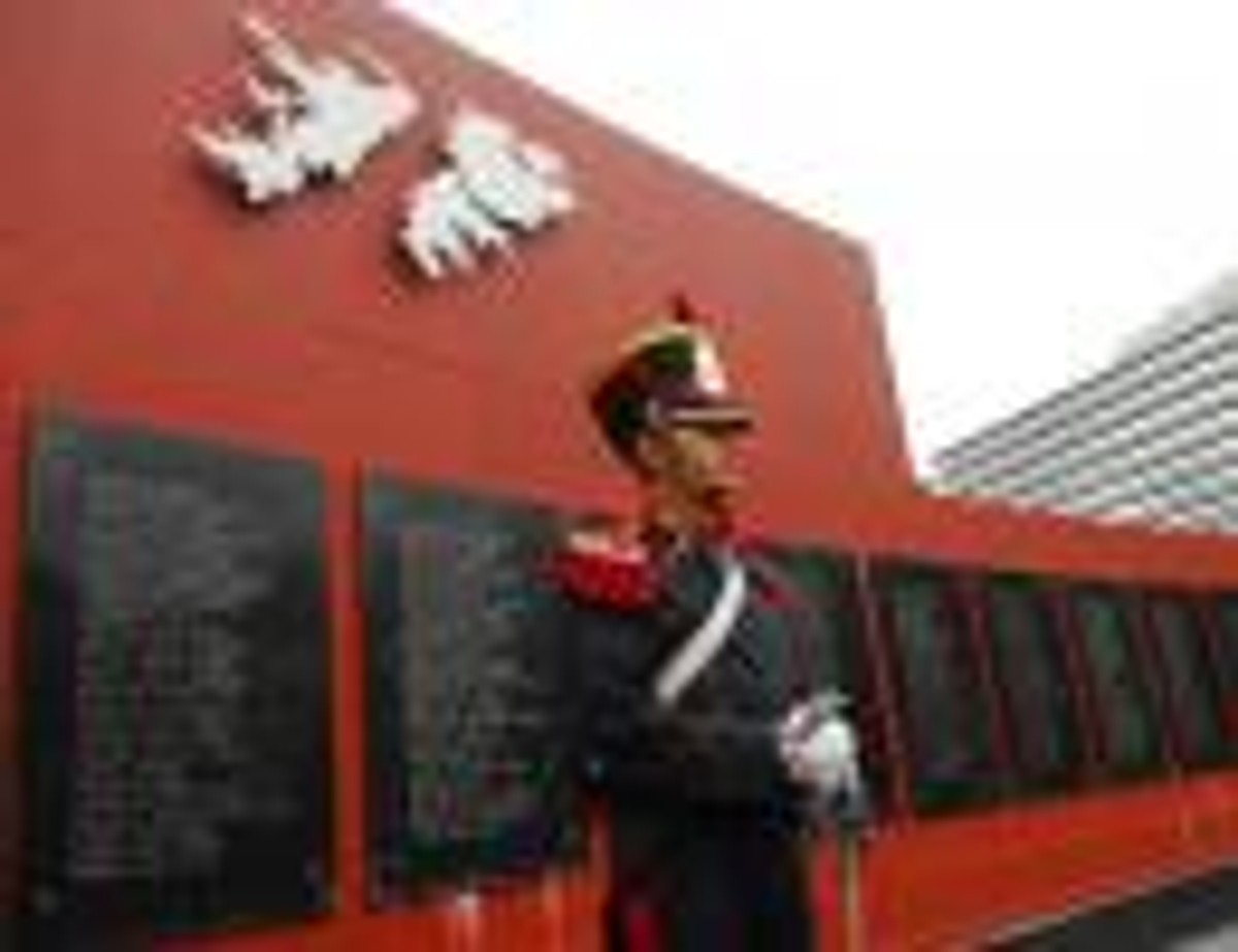 Argentyński żołnierz stoi przed tablicami upamiętniającymi wojnę o Falklandy między Argentyną i Wielką Brytanią