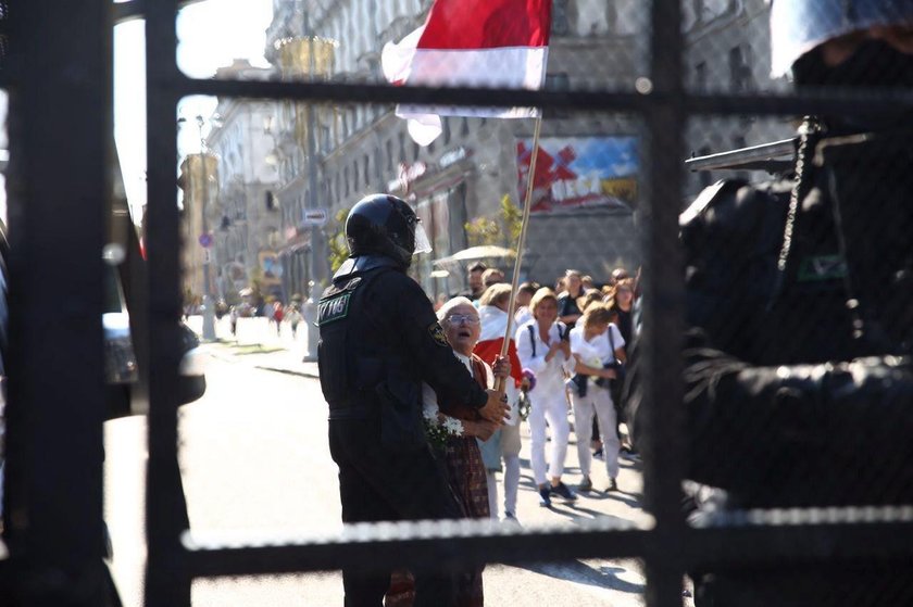 Białoruś: milicja brutalnie pacyfikuje protesty w Mińsku