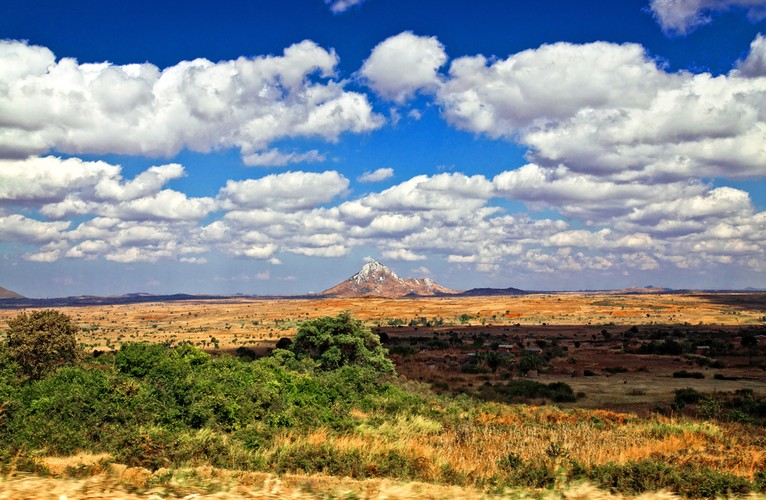 9. miejsce: Malawi – wydaje się zapomniane i całkowicie pomijane przez turystów. A to duży błąd. Malawi to kraj zamieszkiwany przez niezwykle przyjaznych ludzi, którzy są uznawani za jeden z największych atutów, który przemawia za odwiedzeniem tego kraju. Turyści powinni pamiętać o jez. Malawi, które daje wiele możliwości odpoczynku na jednej z wielu plaż, możliwości wynajęcia kajaków, nurkowania, spacerów podczas których można dostrzec antylopy i zebry. A to wszystko jest dostępne bez głośnego tłumu turystów, doskonale znanego z innych zakątków świata.