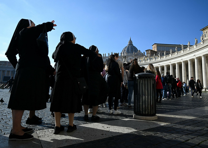 Wierni na placu Świętego Piotra w Watykanie 28 grudnia 2022 r.