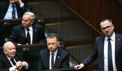 PiS i Konfederacja przeciwko zmianom w przepisach o administracji rządowej. Koalicja nadal domaga się zmian