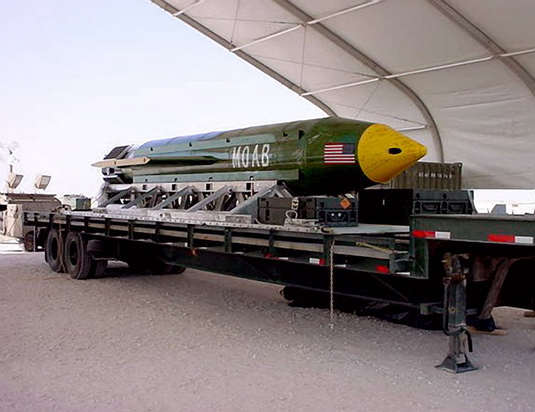 GBU-43/B MOAB to największa i najcięższa konwencjonalna bomba lotnicza znajdująca się obecnie w arsenale Sił Powietrznych Stanów Zjednoczonych. Na zdjęciu pierwszy bojowy egzemplarz MOAB, który został dostarczony na Bliski Wschód w kwietniu 2003 roku podczas operacji „Iracka Wolność”.
