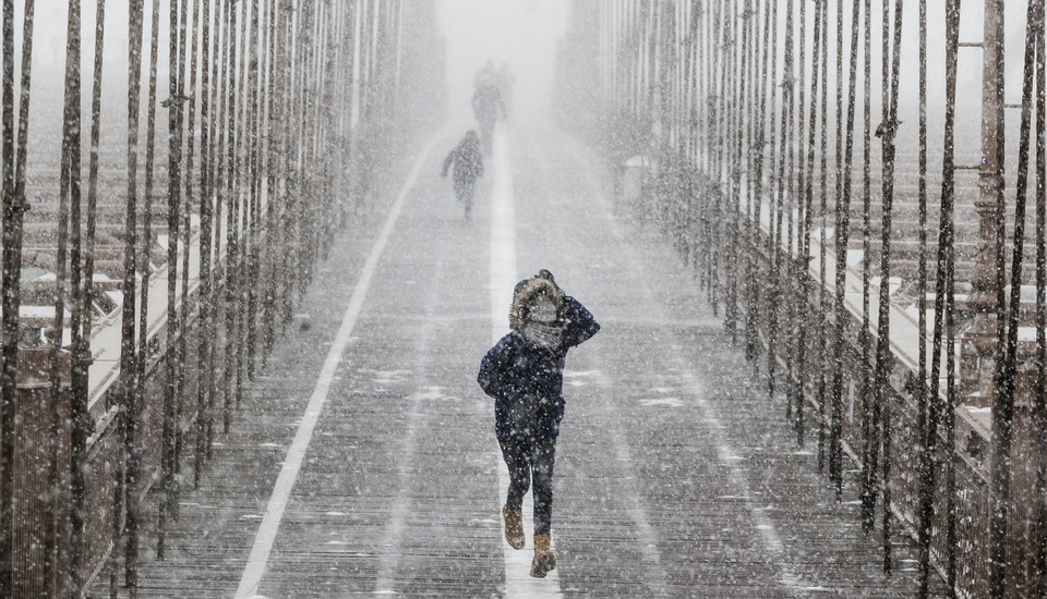 epa06417079 - USA NEW YORK WEATHER (Winter Storm in New York)