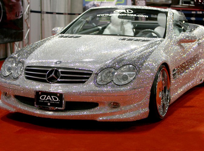 Samochód świeci najjaśniej na auto show w Los Angeles