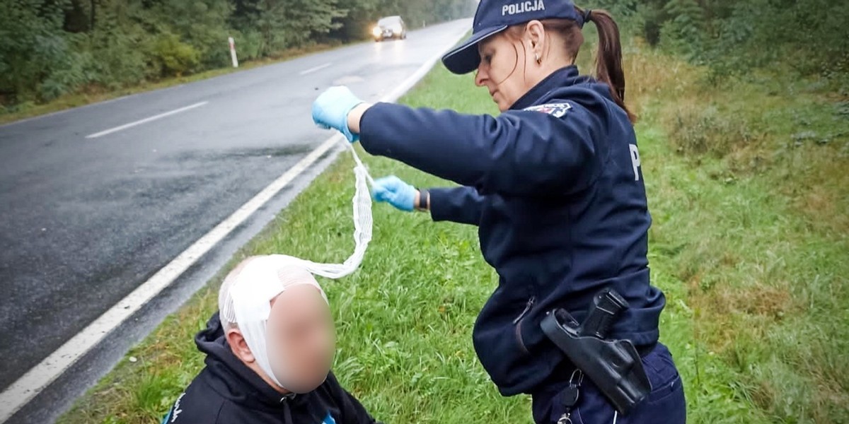 Policjanci wyciągnęli kierowcę z zakleszczonej ciężarówki.