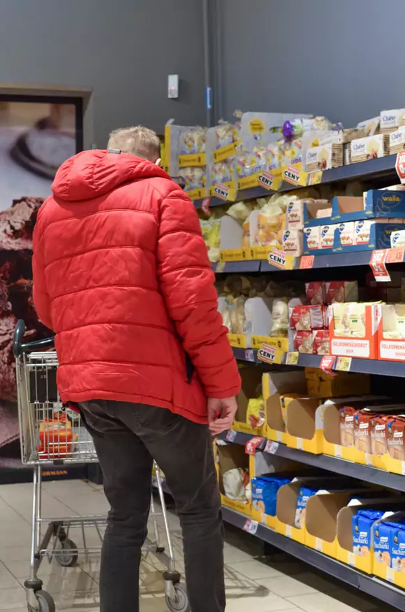 Młodzi nie oszczędzają na jedzeniu. "Wolę drogi chleb z piekarni niż tani z marketu"