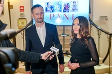 Justyna Dobrosz-Oracz z mężem na koncercie. Dziennikarka TVP kusi dekoltem [FOTO]