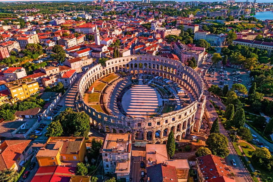 Przypominający Koloseum amfiteatr jest najstarszy w tej części Europy, a początki jego budowy to II rok p.n.e.