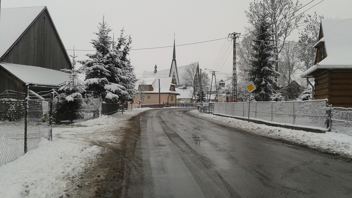 Mieszkańcy podgórskich terenów chwycili za łopaty. Wszystko wskazuje na to, że na Podhale zawitała prawdziwa zima. W Zakopanem, Nowym Targu i okolicach dachy domów przykrył biały puch.