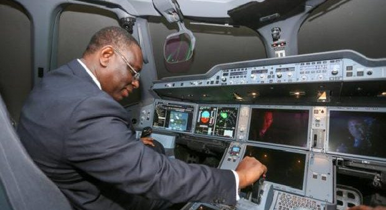 Macky Sall dans le cockpit d'un Airbus A330neo