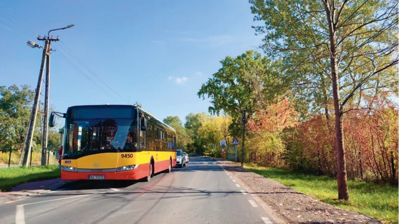 Zbliżasz się do autobusu stojącego na przystanku. Zaraz za autobusem znajduje się przejście dla pieszych. Zmniejsz prędkość i spodziewaj się, że zza autobusu niespodziewanie mogą wyjść piesi na jezdnię.