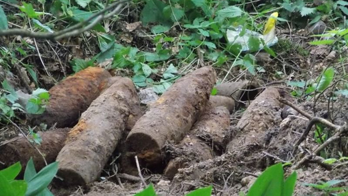 Ponad 60 pocisków i 31 zapalników zostało odnalezionych na terenie leśnym w miejscowości Staw Kunowski. To kolejne niebezpieczne pamiątki po II wojnie światowej odnalezione na terenie powiatu starachowickiego. Policjanci przypominają, jak zachować się w przypadku odnalezienia takiego przedmiotu.