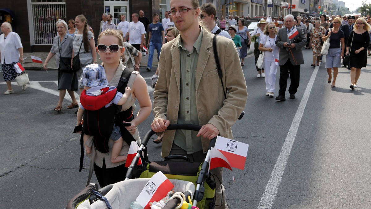 Głosy syren i przystający przechodnie - punktualnie o godz. 17. w godzinę "W", w której rozpoczęło się Powstanie Warszawskie, Polska oddała hołd bohaterom sprzed 66 lat.