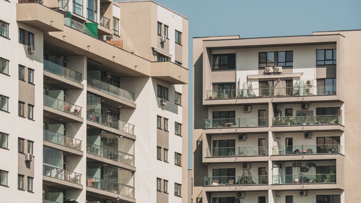 Bucureștiul devansează Brașovul în topul prețurilor. Timișoara are un ritm accelerat de creștere. Cu cât s-au scumpit apartamentele într-un an în marile orașe?