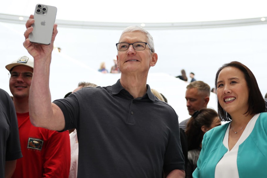 Tim Cook, CEO Apple, prezentuje nowego iPhone'a 15