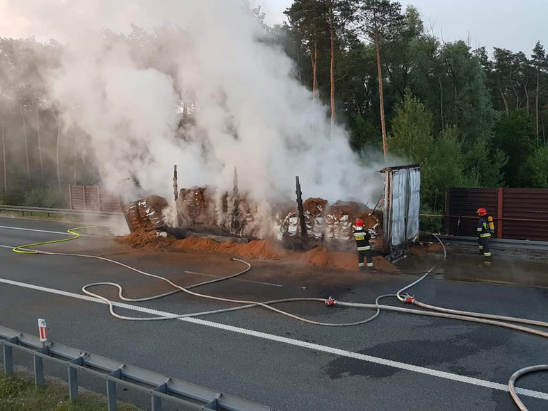Pożar ciężarówki z paszą na autostradzie A2