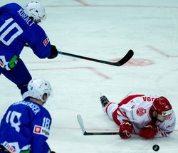 MŚ w hokeju na lodzie: Patryk Wajda już po operacji złamanej żuchwy. Dostał krążkiem w twarz